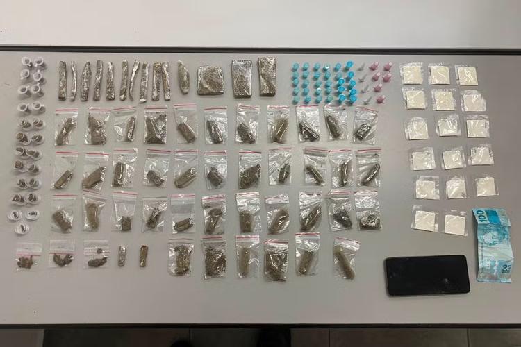 Dupla é detida por suspeita de tráfico de drogas em Bom Jesus dos Perdões; PM encontra 27 porções de cocaína e 58 de maconha