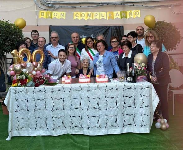 🎂​Ieri, a Ficarra, il Sindaco di Gioiosa Marea, Giusi La Galia, ha partecipato ai festeggiamenti per i 100 anni della n...