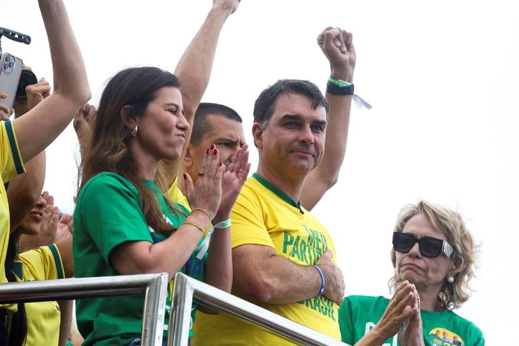 Em 1º discurso de campanha, Flávio Bolsonaro promete ‘tesouraço’, homenageia Jair e critica Lula: ‘Caloteiro da esperança’