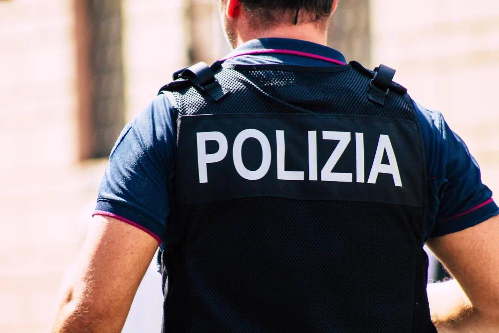 Salerno, si barrica in casa con un coltello insieme a un familiare: la Polizia risolve l’emergenza dopo una lunga trattativa