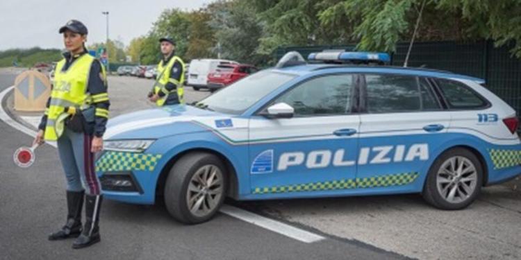 Sorpassi in curva e invasione di corsia, ritirata la patente all'autista di un autobus nel Catanese