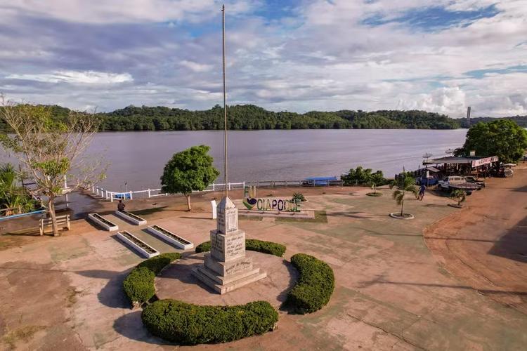 Presidente do Brasil visita Oiapoque para acompanhar pesquisas de petróleo