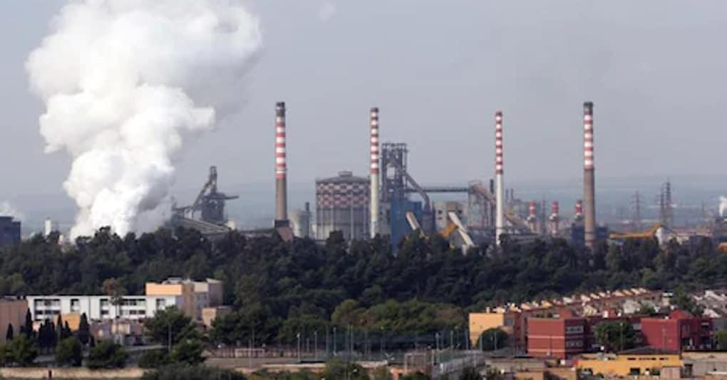 Taranto, nuovo incidente all’ex Ilva. Operaio ferito alla gamba. L’allarme dell’USB