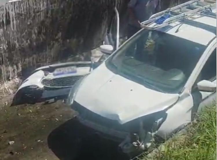 Carro cai em canal de avenida em Aracaju