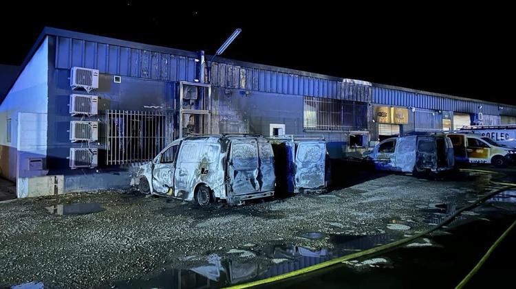 Béziers : quatre véhicules prennent feu, près de 40 pompiers engagés