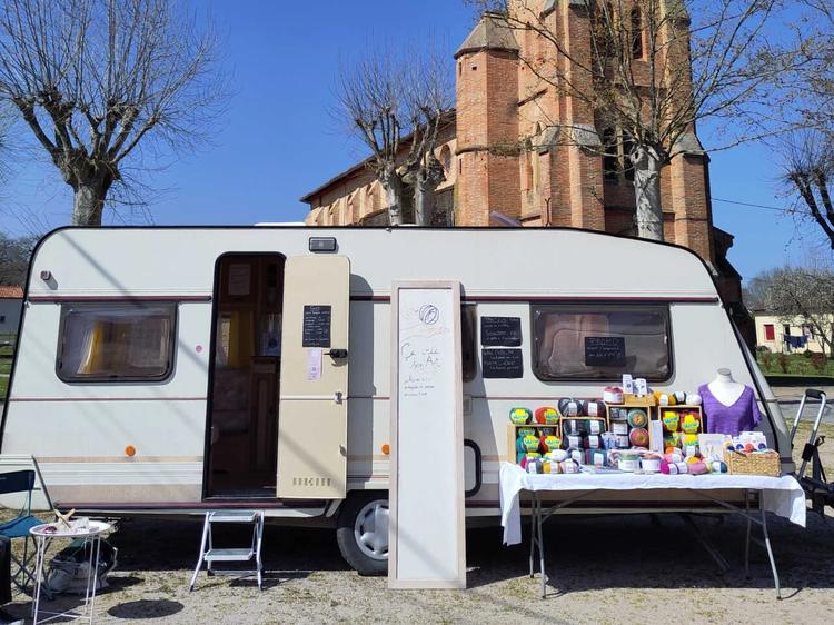 Ariège : la caravane “Ça crée baz’art”, pour transmettre les savoir-faire du tricot et du crochet