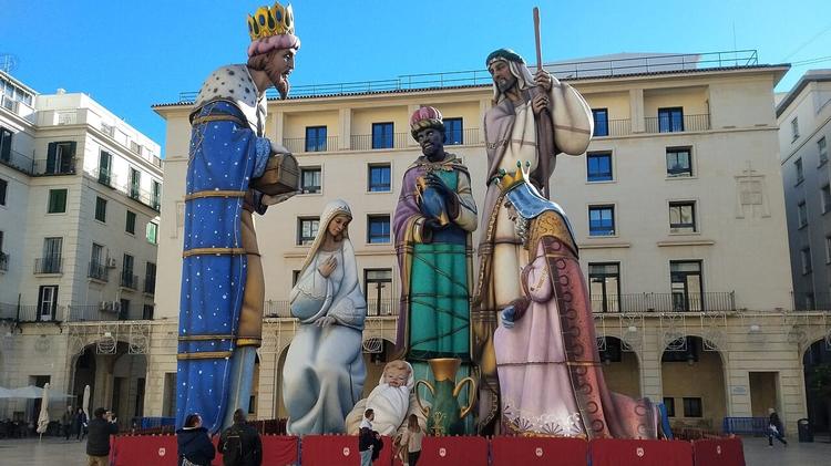 Perpignan : après la crèche interdite à la mairie, la Ville mise sur des statues de la Sainte Famille de 18 mètres