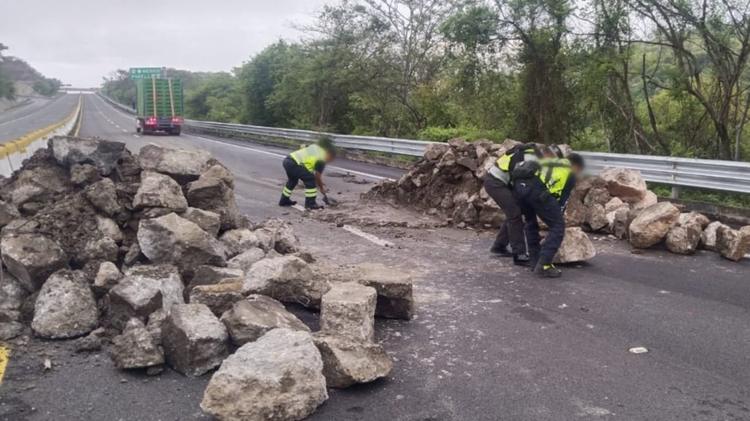 ¡Alerta! Deslave masivo cierra la Autopista del Sol por horas: Caos vial en Jojutla