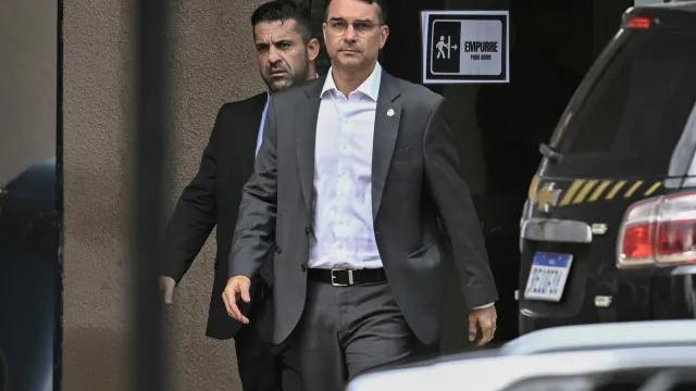 Flávio Bolsonaro viaja aos EUA e aposta em encontro com Trump