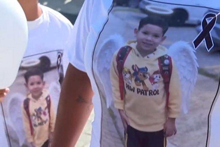 Familiares e amigos pedem justiça por menino que morreu após agressões; padrasto foi executado