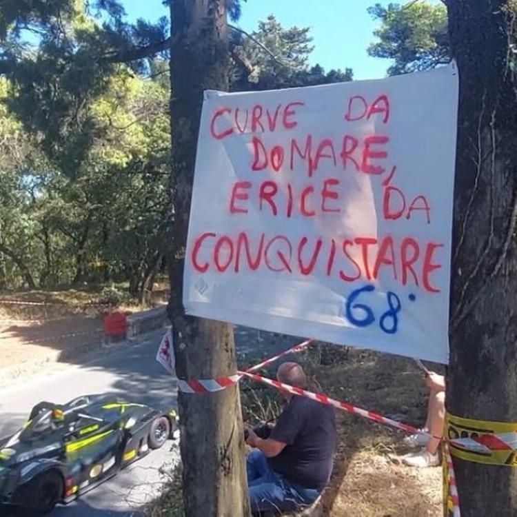 Incidente alla cronoscalata sul Monte Erice, un'auto sbanda e uccide due giovani tifosi