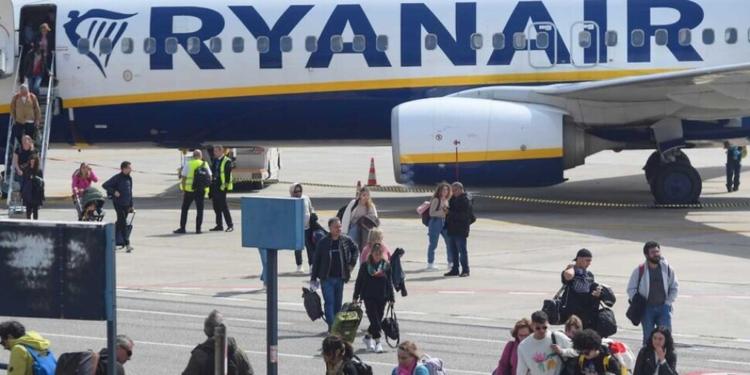 Ryanair cede dopo l'indagine: addio al contestato supplemento per le famiglie