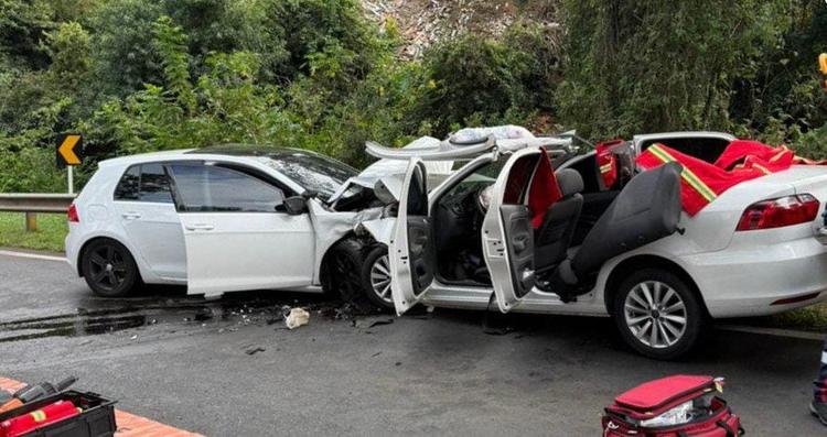 Seis pessoas ficam feridas em colisão frontal na BR-470, em Bento