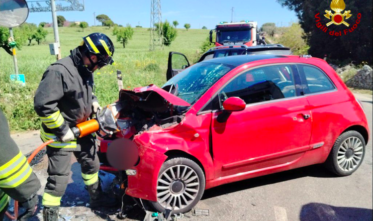 Scontro frontale sulla provinciale Ostuni-Ceglie Messapica: morta una 21enne, due feriti