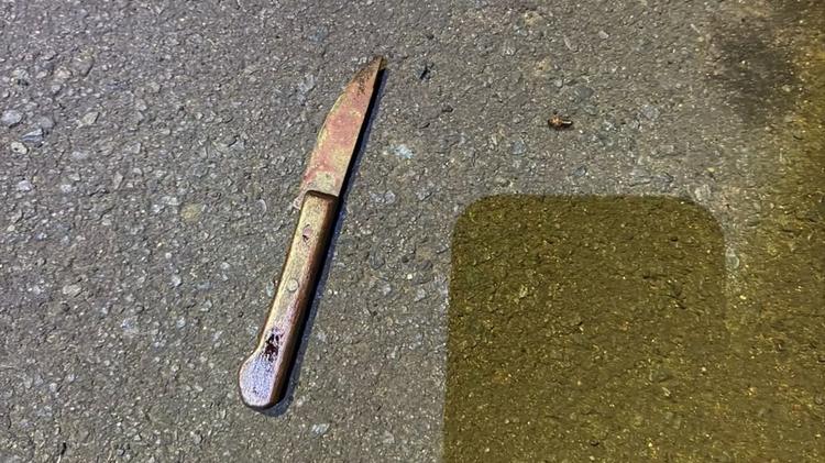 Homem é esfaqueado no pescoço em casa abandonada em Uberlândia
