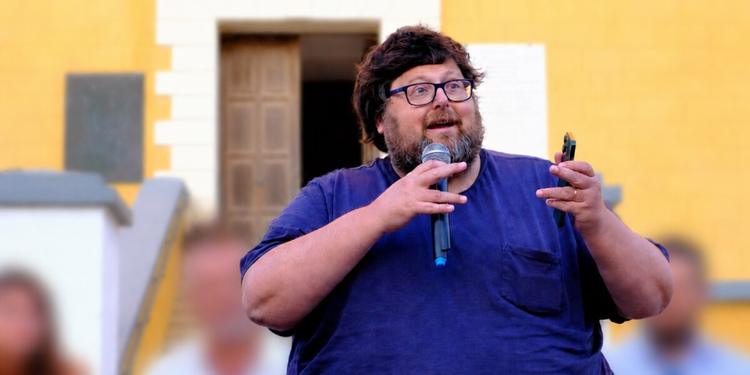 Chi è Mario Adinolfi: dal Family Day al poker, i mille volti del giornalista ai domiciliari per truffa