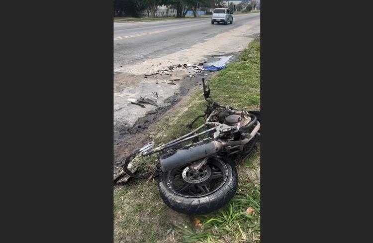 Batida entre motos deixa três pessoas feridas, duas em estado grave, na RJ-106, em Araruama