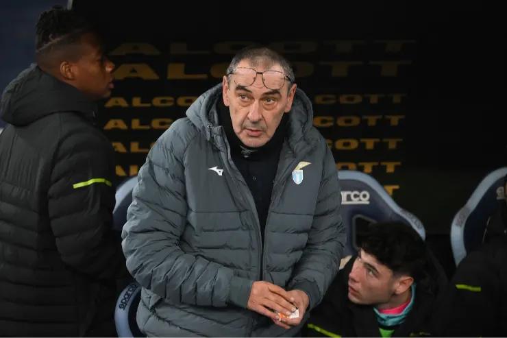 Maurizio Sarri in panchina con giubbotto invernale durante una partita