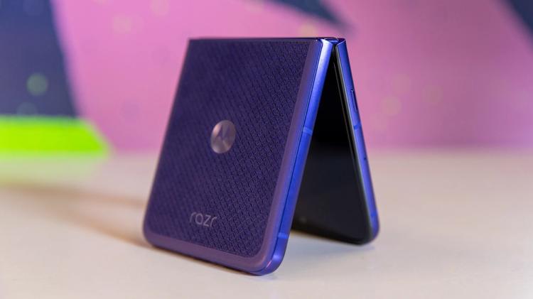 motorola razr ultra in tent mode