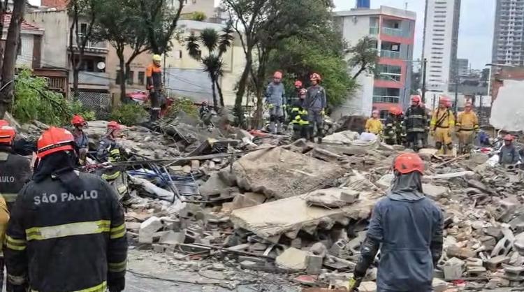 Sobe para cinco número de mortos em desabamento de prédio na Penha (SP)
