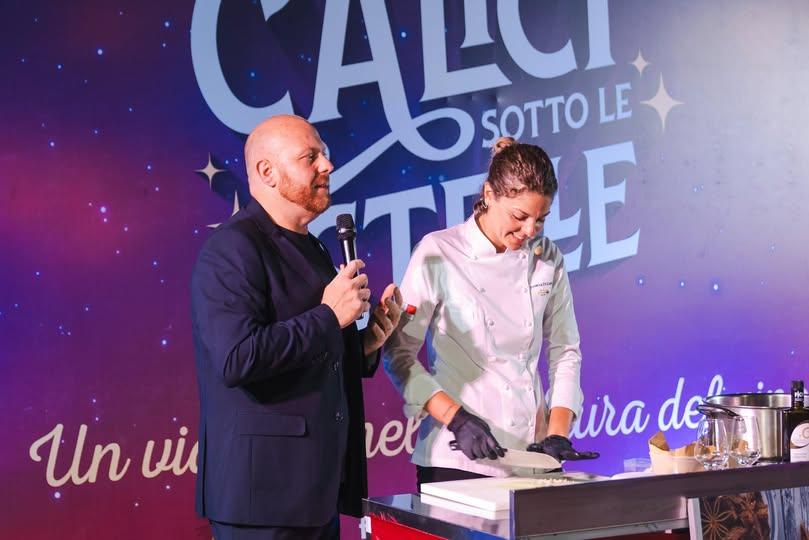 Felicità è vedere le piazze e i vicoli di Cirella pieni di persone con tanta voglia di divertirsi e stare insieme. Felic...