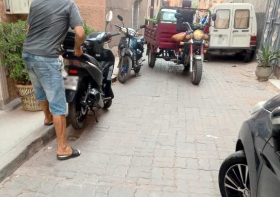 عتبة منزل تتحول إلى مصدر إزعاج وتعرقل مرور السيارات بحي المحاميد بمراكش