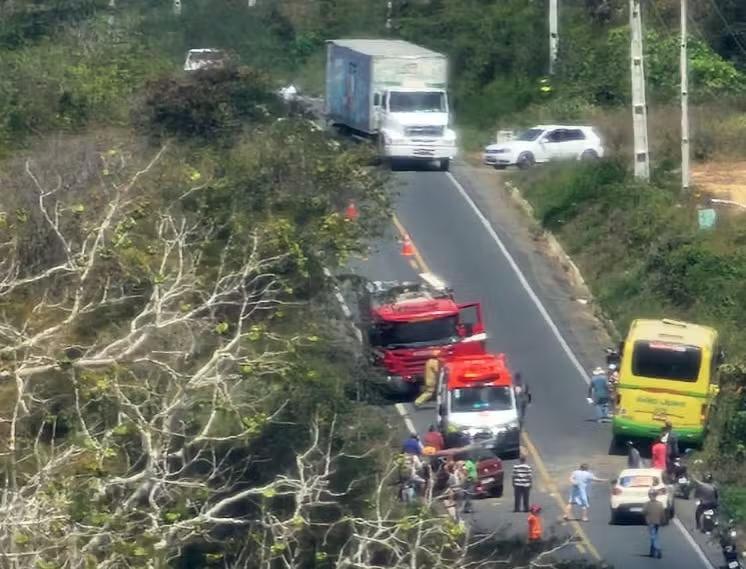 Colisão entre carro e ônibus deixa homem ferido em trecho da BR-104 no Curimataú da PB