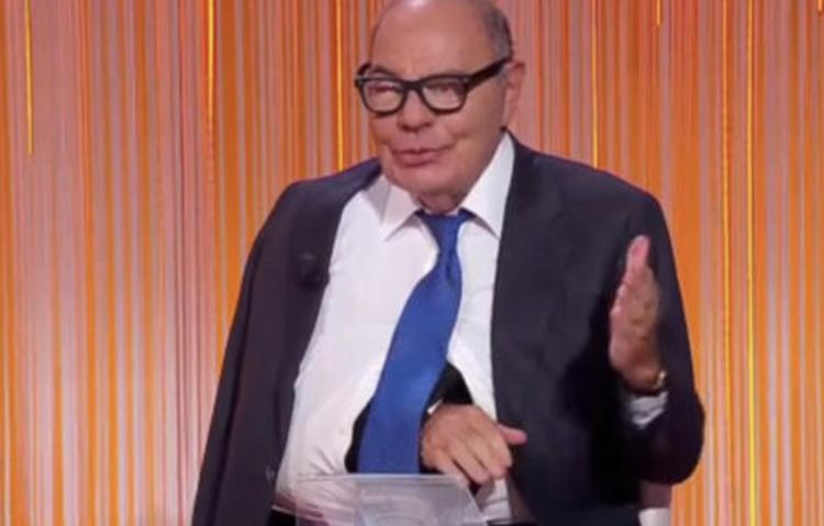 Bruno Vespa cade e viene operato al Gemelli: a “Porta a Porta” con il braccio fasciato e un occhio gonfio