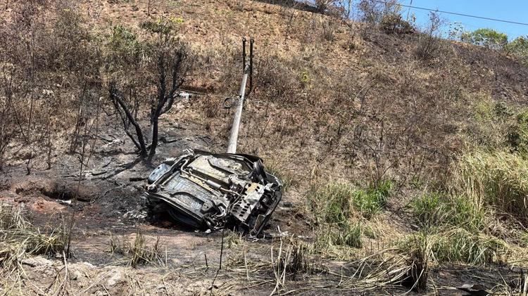 Duas pessoas morrem carbonizadas após carro bater em poste e pegar fogo na BR-324, na Bahia