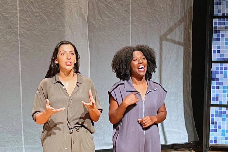 Benedita Cazé Zerbini e Diana Dantas no palco: peça 'Surda' narra impactos emocionais, familiares e profissionais da perda progressiva da audição (Foto: Divulgação)
