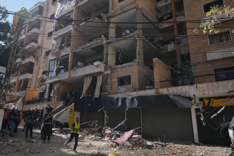 I jet di Israele colpiscono Beirut. E l'Iran furioso lancia i missili