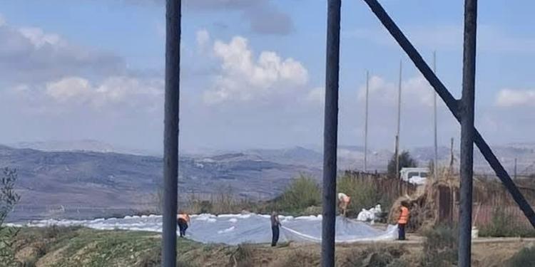 Niscemi, un telone sulla crepa di 60 metri: scoppia la polemica con i residenti. Il sindaco: «Misura provvisoria»