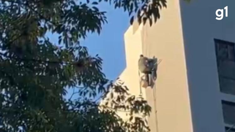 Pintor fica preso a cerca de 30 metros de altura e é resgatado pelos bombeiros na Serra Gaúcha