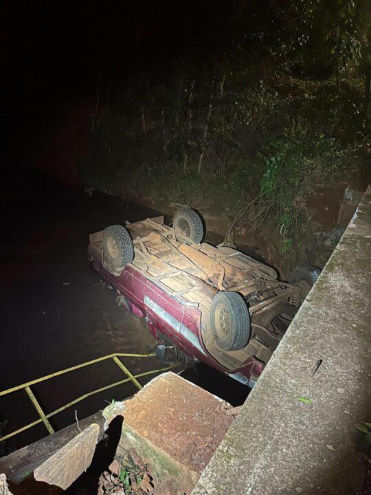 Panambi : Veículo cai de pontilhão e condutor abandona o local