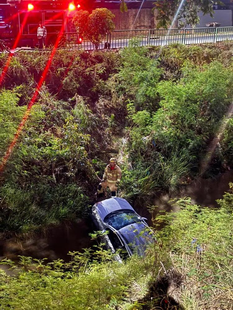 Carro cai em canal de escoamento de água em avenida de Montes Claros