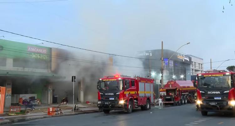 Incêndio em loja de móveis em BH persiste nesta quarta (26); combate às chamas já passa de 16 horas