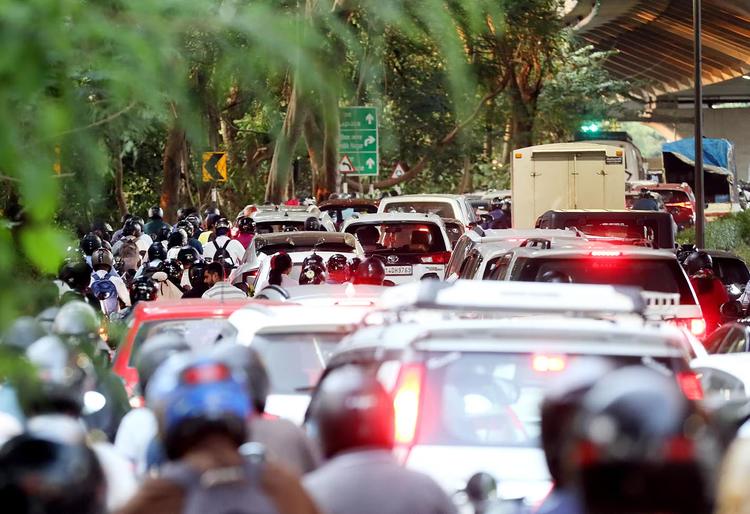 Delayed opening sparks traffic chaos on elevated corridor