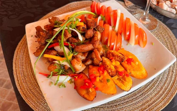 'Barato da Cozinha': aprenda a fazer griot, prato típico do Haiti com pernil e banana-da-terra