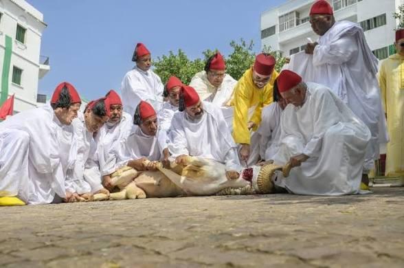 أمير المؤمنين يؤدي صلاة عيد الأضحى المبارك بمسجد أهل فاس بالرباط وينحر أضحية العيد