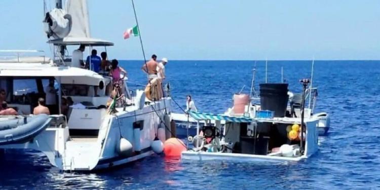 Eolie, catamarano con turisti si scontra con un peschereccio a Filicudi: i pescatori prestano i primi soccorsi