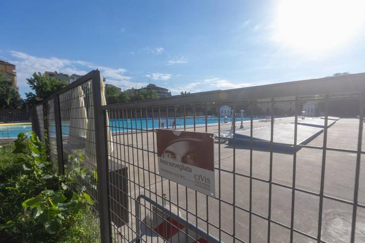 Scavalca e si tuffa nella piscina pubblica: muore 28enne. Indagati gli amici