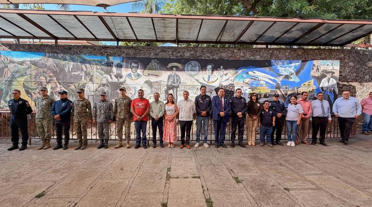 Equipan a la banda de guerra en secundaria de Tepoztlán para impulsar valores cívicos