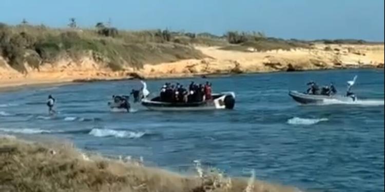 Pozzallo, sbarco all’alba: la Guardia costiera soccorre 85 migranti