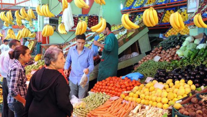 الحكومة تشتغل على مواجهة المضاربات في سوق الخضر والفواكه