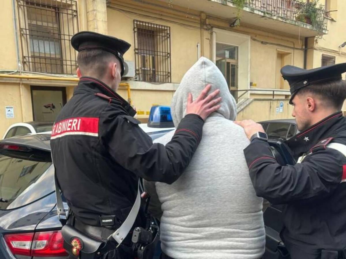 San Cipriano d’Aversa, 39enne picchia i genitori e mette a soqquadro la casa: arrestato