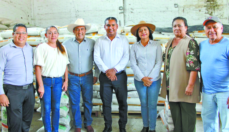 Santos Tavarez y Sedagro entregan toneladas de alimento para el campo en Emiliano Zapata