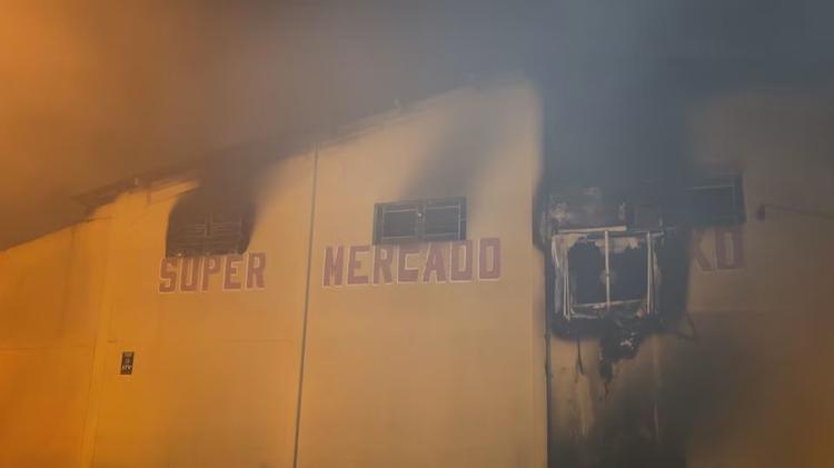 VÍDEO: Incêndio atinge supermercado e causa nuvem de fumaça em Gravataí