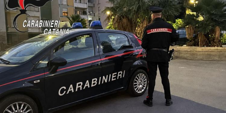 Insegue e spara per strada ai ladri dopo un furto di limoni nel suo agrumeto ad Acireale
