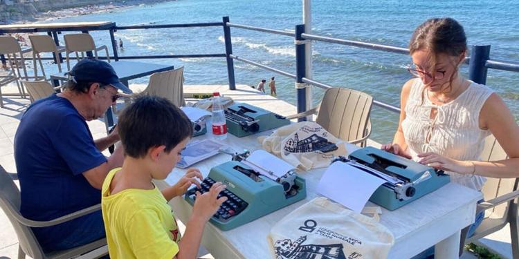 C'era una volta una macchina per scrivere: a Trani si torna a battere i tasti in riva al mare
