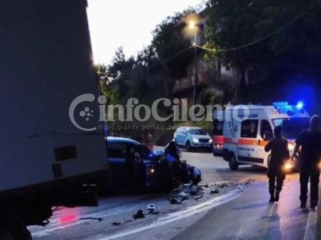 Scontro tra auto e furgone sulla provinciale Campagna-Serre: cinque feriti, traffico in tilt